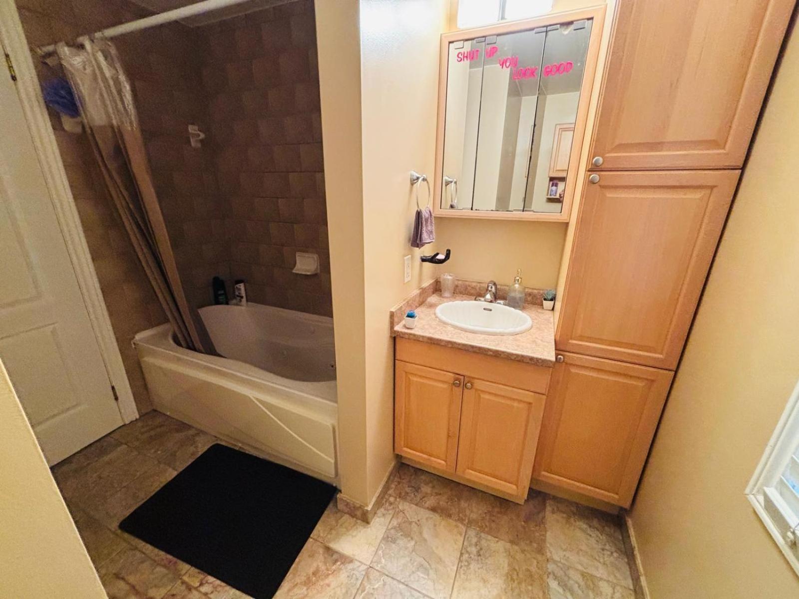 Square One Mississauga Suite- Attached Bathroom, Walking Transit & Plaza エクステリア 写真